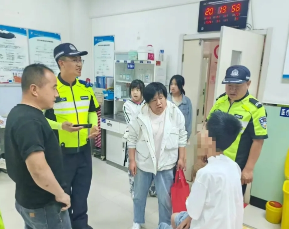 男孩骑车摔伤  临汾蒲县公安交警暖心救助