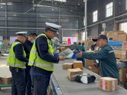 警企联动筑防线  交安宣传入民心——吕梁汾阳交警走进邮政企业开展交通安全宣传活动