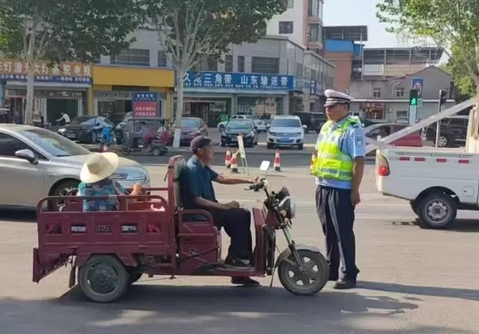 临汾侯马交警开展农用车及三轮车违法载人专项整治宣传