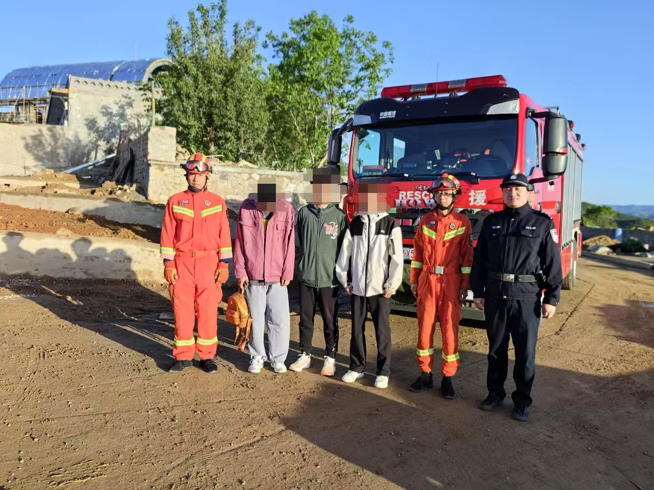 太原尖草坪区：三名学生夜爬崛围山看日出被困  警消合力成功救