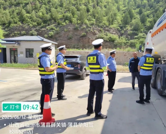 临汾蒲县公安局交警大队联合危化品运输企业开展交通事故应急演练