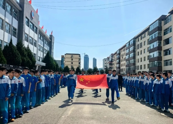 青春逐梦，砥砺前行——吕梁离石区城镇中学第十八周升旗仪式