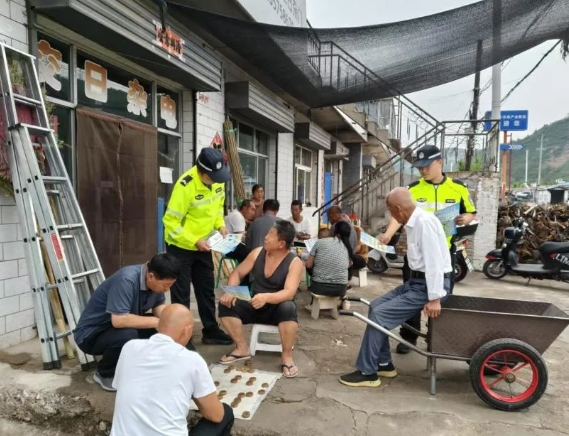 临汾公安交警交通安全护银发 筑牢交通安全网