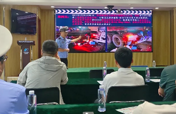 吕梁兴县交警走进山西锦兴能源有限公司开展道路交通安全知识宣讲