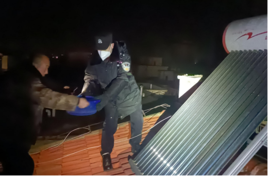 山西太谷：紧急化身“消防员” 民警救火暖人心