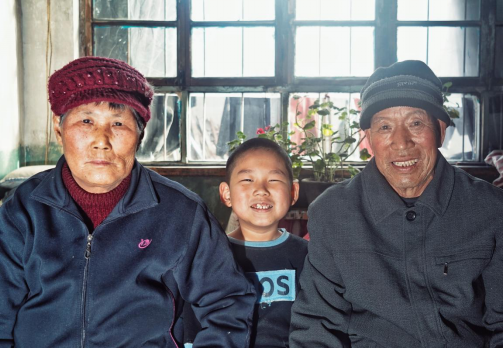 定格幸福年：太原古交炉峪口村为村民免费拍“全家福”