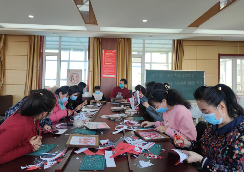 太原万柏林区小井峪街道：喜气洋洋剪窗花，社区共建话和谐