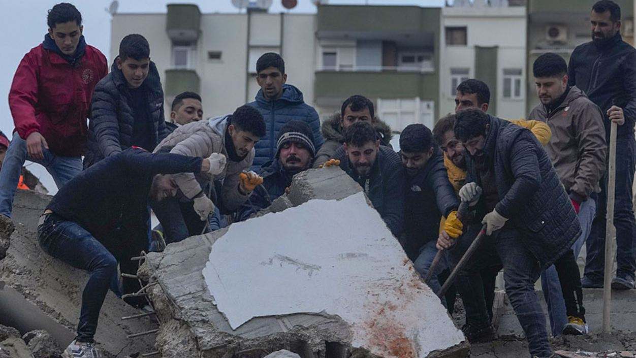 土耳其强震已致3700余人死亡，世卫官员：遇难人数或超2万