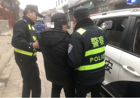 山西介休公安东南所：民警暖心护送8旬老人回家121.png