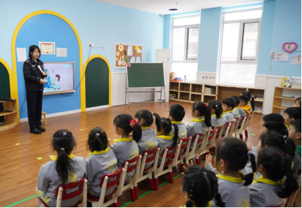 山西太谷：民警进校园 安全伴我行350.png