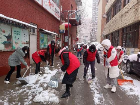 太原小井峪街道：扫雪除冰在行动  寒冬奉献暖人心