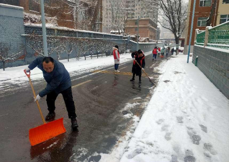 太原小井峪街道：扫雪除冰在行动&nbsp; 寒冬奉献暖人心378.png