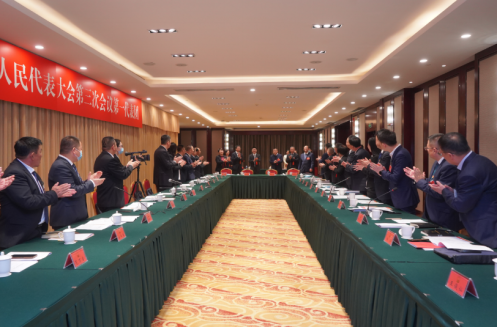 【“两会”全视角】太原尖草坪区委书记、中北高新区党工委书记刘锦春看望区人大代表并参加代表团审议181.png