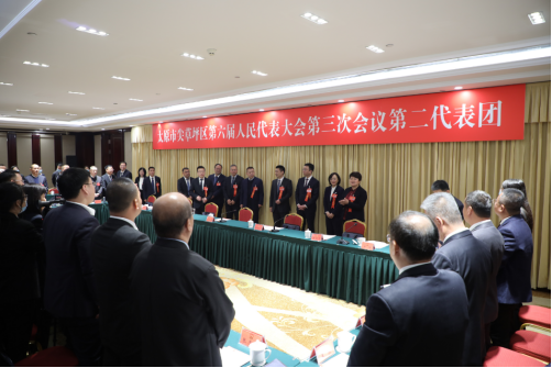 【“两会”全视角】太原尖草坪区委书记、中北高新区党工委书记刘锦春看望区人大代表并参加代表团审议398.png