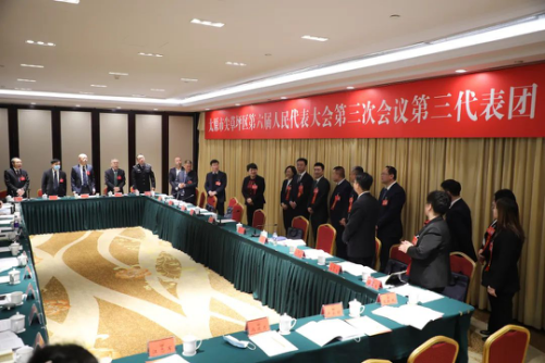 【“两会”全视角】太原尖草坪区委书记、中北高新区党工委书记刘锦春看望区人大代表并参加代表团审议573.png
