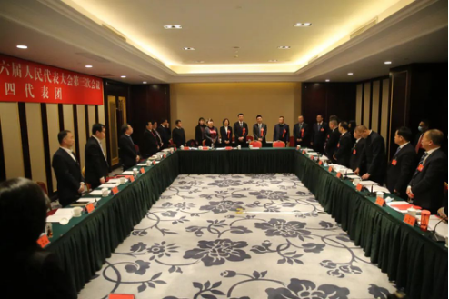 【“两会”全视角】太原尖草坪区委书记、中北高新区党工委书记刘锦春看望区人大代表并参加代表团审议582.png