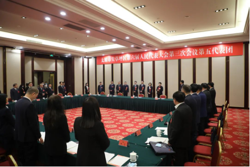 【“两会”全视角】太原尖草坪区委书记、中北高新区党工委书记刘锦春看望区人大代表并参加代表团审议743.png