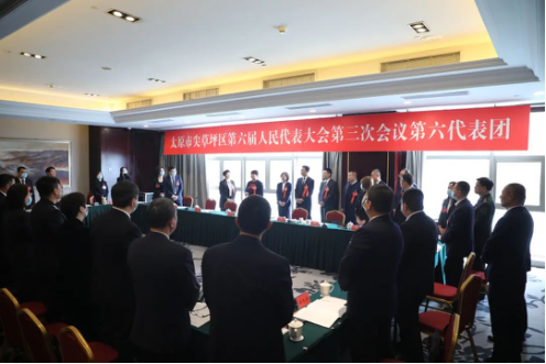 【“两会”全视角】太原尖草坪区委书记、中北高新区党工委书记刘锦春看望区人大代表并参加代表团审议752.png