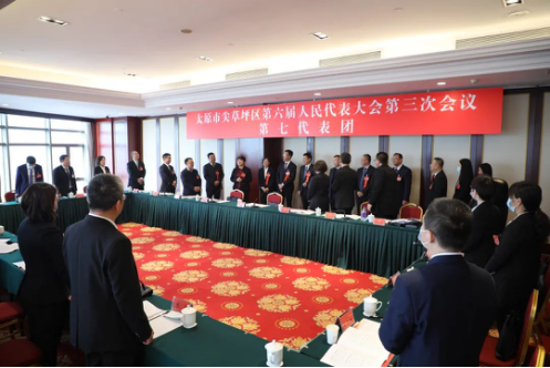 【“两会”全视角】太原尖草坪区委书记、中北高新区党工委书记刘锦春看望区人大代表并参加代表团审议1670.png