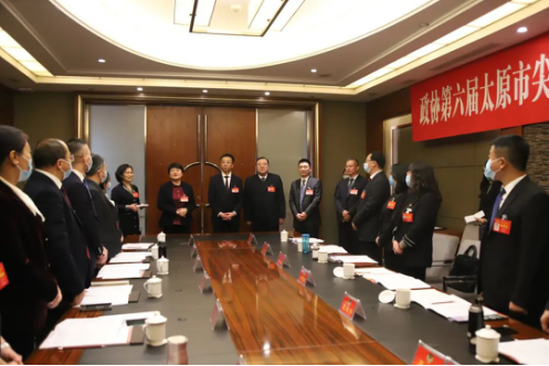 【“两会”全视角】太原尖草坪区委书记、中北高新区党工委书记刘锦春看望区政协委员并参加联组讨论816.png