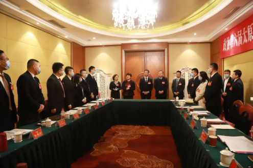 【“两会”全视角】太原尖草坪区委书记、中北高新区党工委书记刘锦春看望区政协委员并参加联组讨论904.png