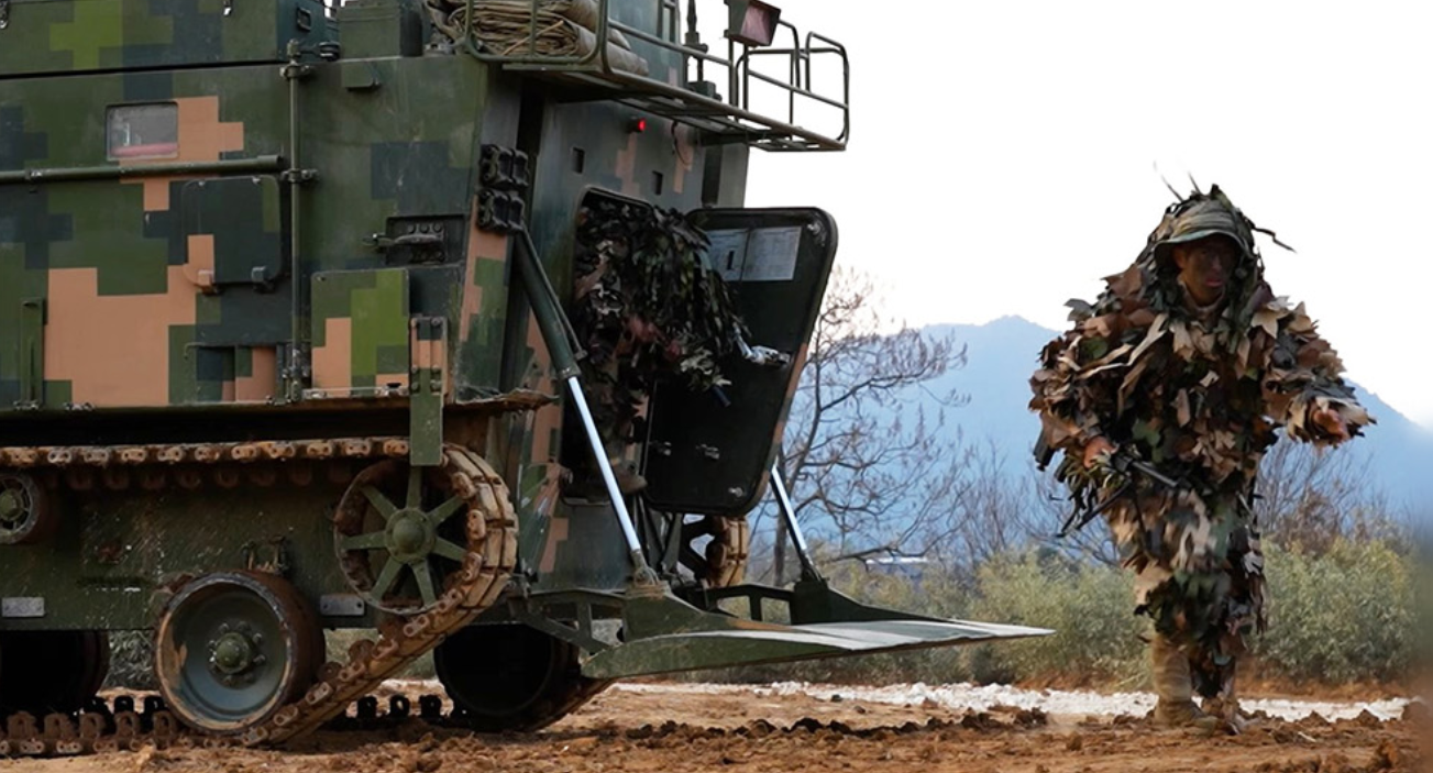 丛林渗透 侦察兵跨昼夜武装破袭演练