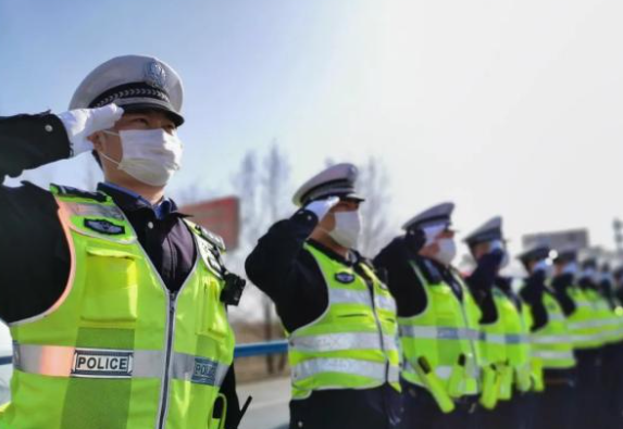 我们都在！为人民服务！乐山公安交警护送七旬老人回家