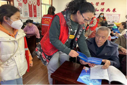 太原长风街北社区开展“防范电子支付风险、正确使用手机”反诈宣传活动