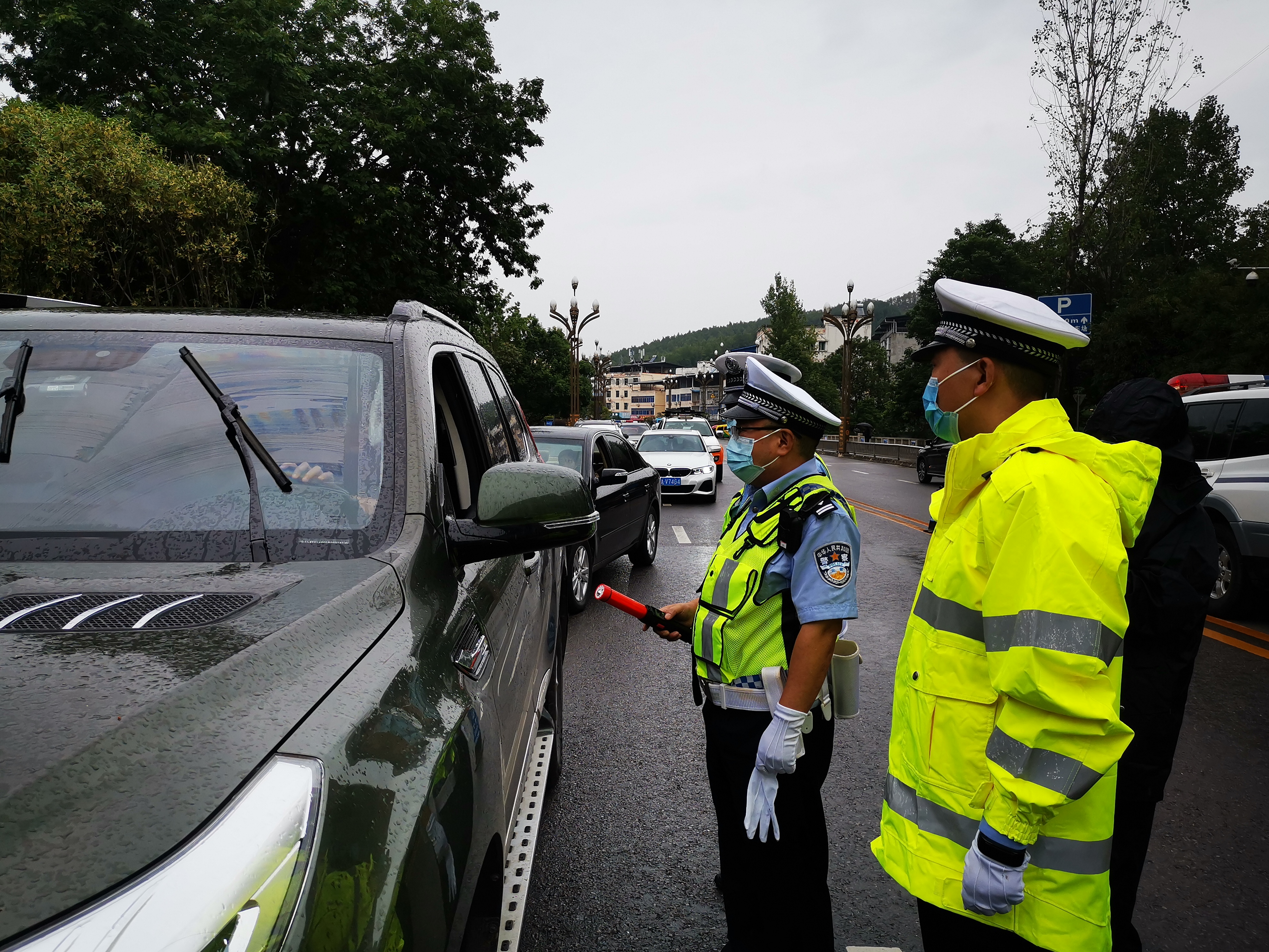 下足“绣花”功夫   铺就乡村振兴路  ——四川广元公安交警强化农村道路安全隐患