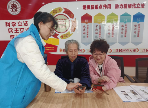38太原杏花岭区：“智慧”课堂，教老年人玩转智能手机395.png