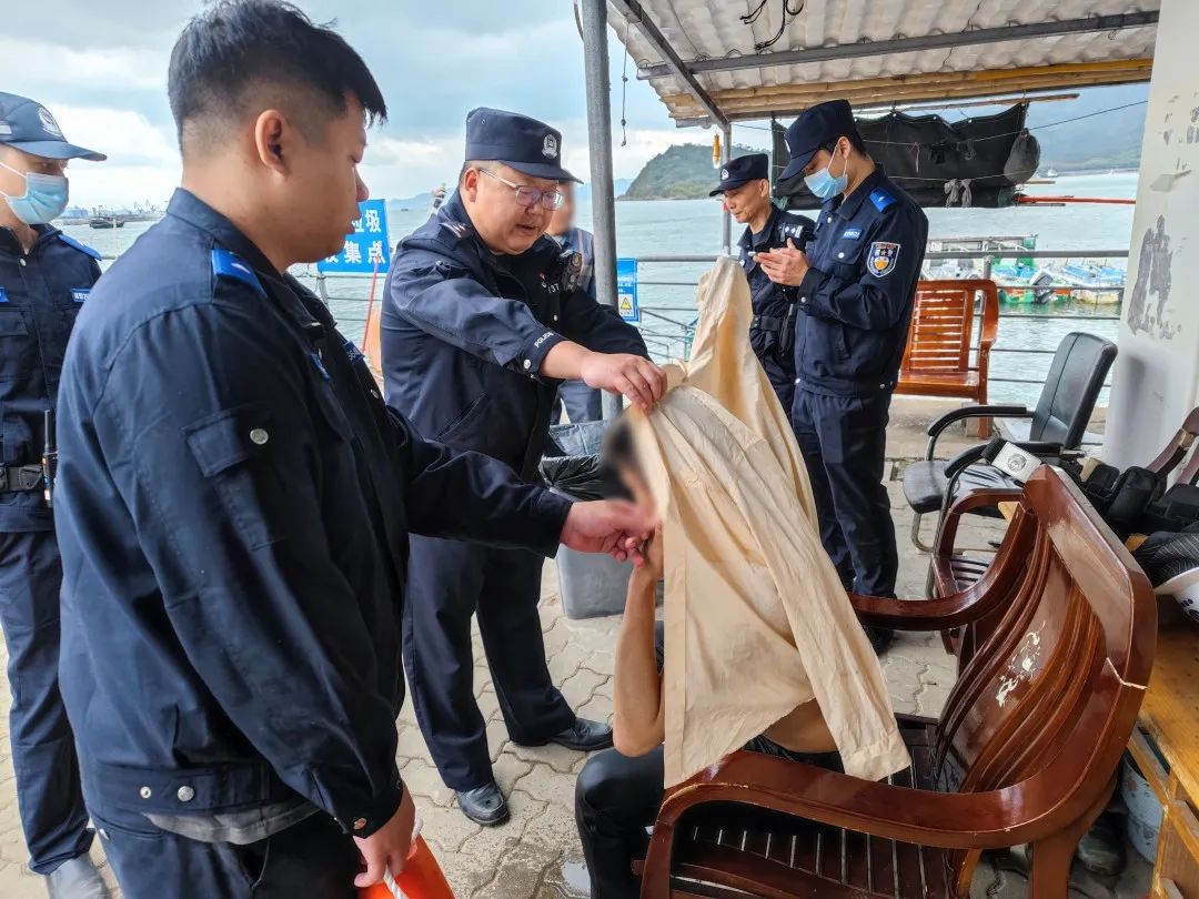 男子跳海欲轻生 大亚湾公安民警变身  “人生导师”暖心劝说助其解开心结