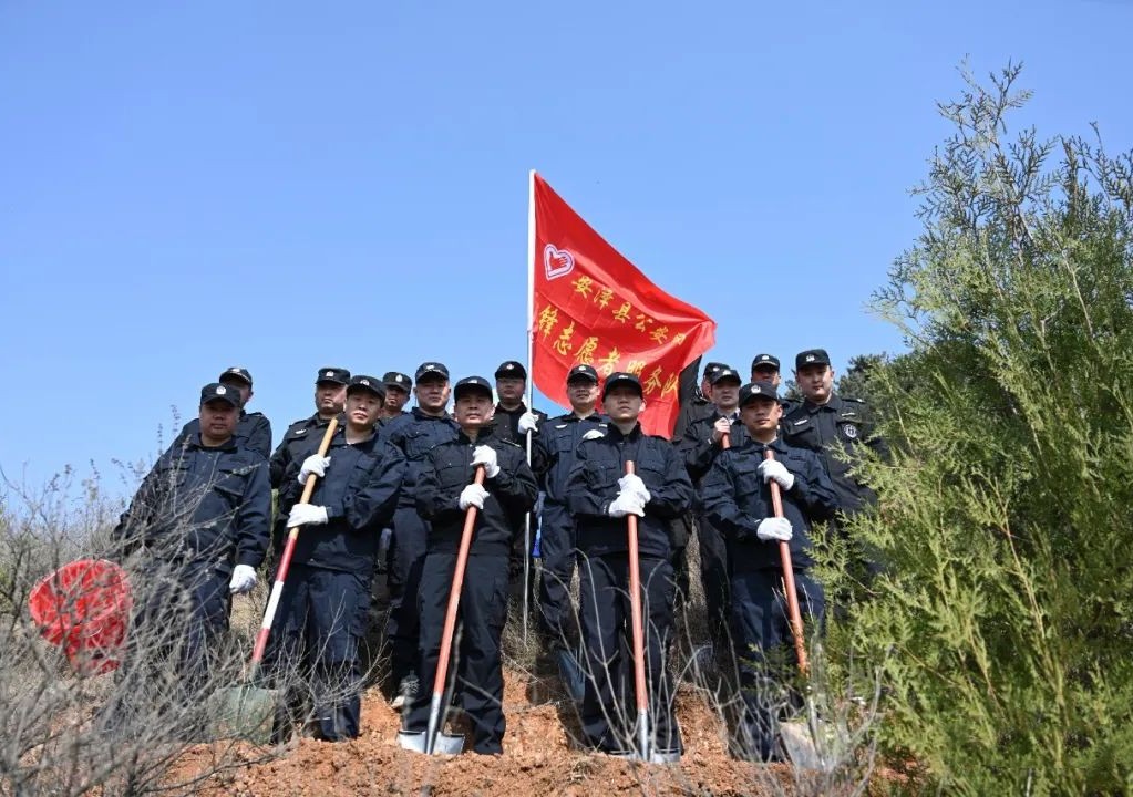“公安蓝”守护“生态绿”——临汾安泽公安开展义务植树活动