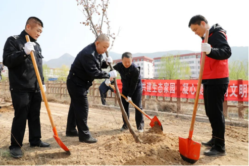 临汾洪洞：春风十里添新绿 公安植树正当时