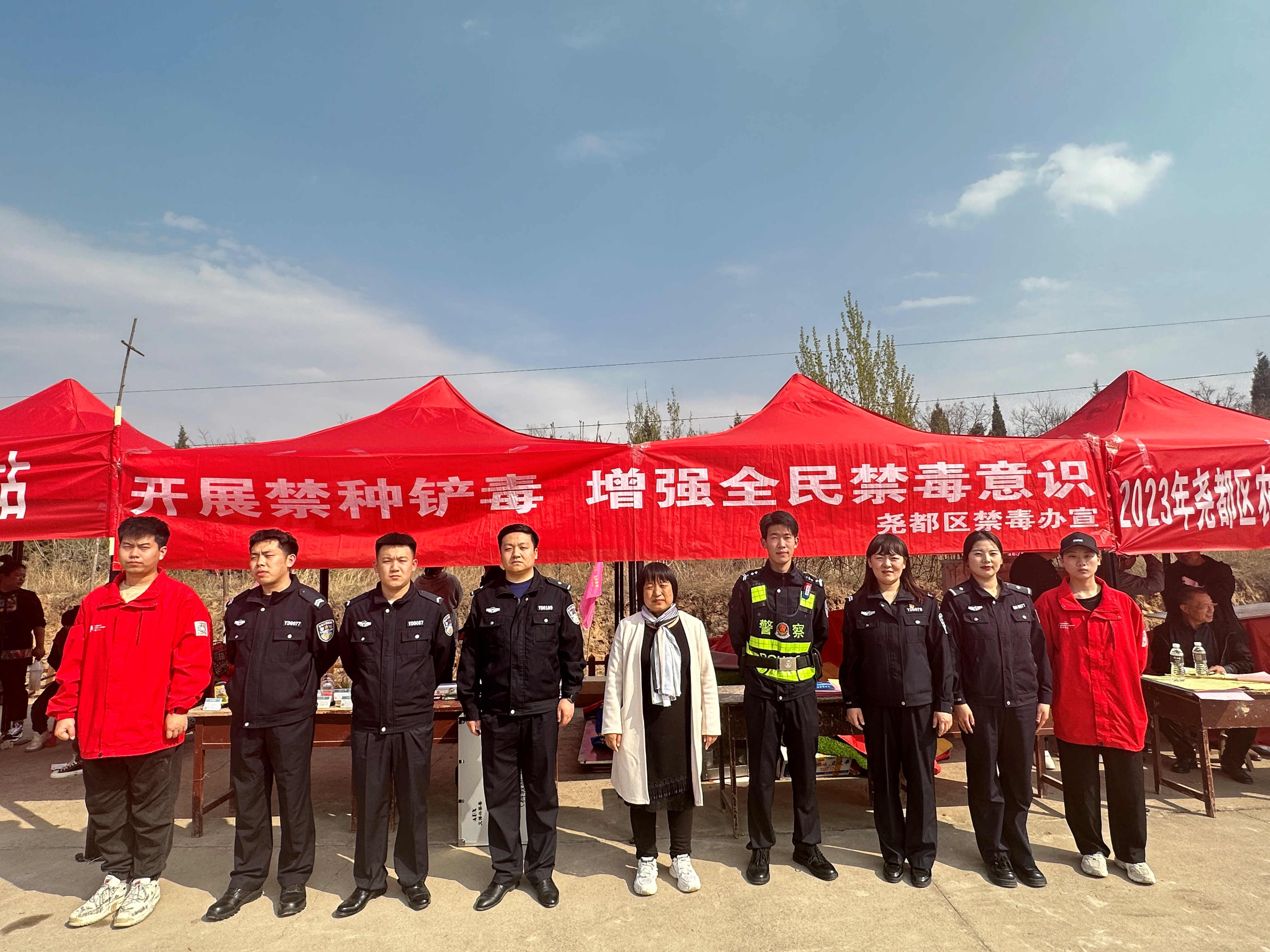 临汾尧都公安借桃花会开展禁毒宣传活动