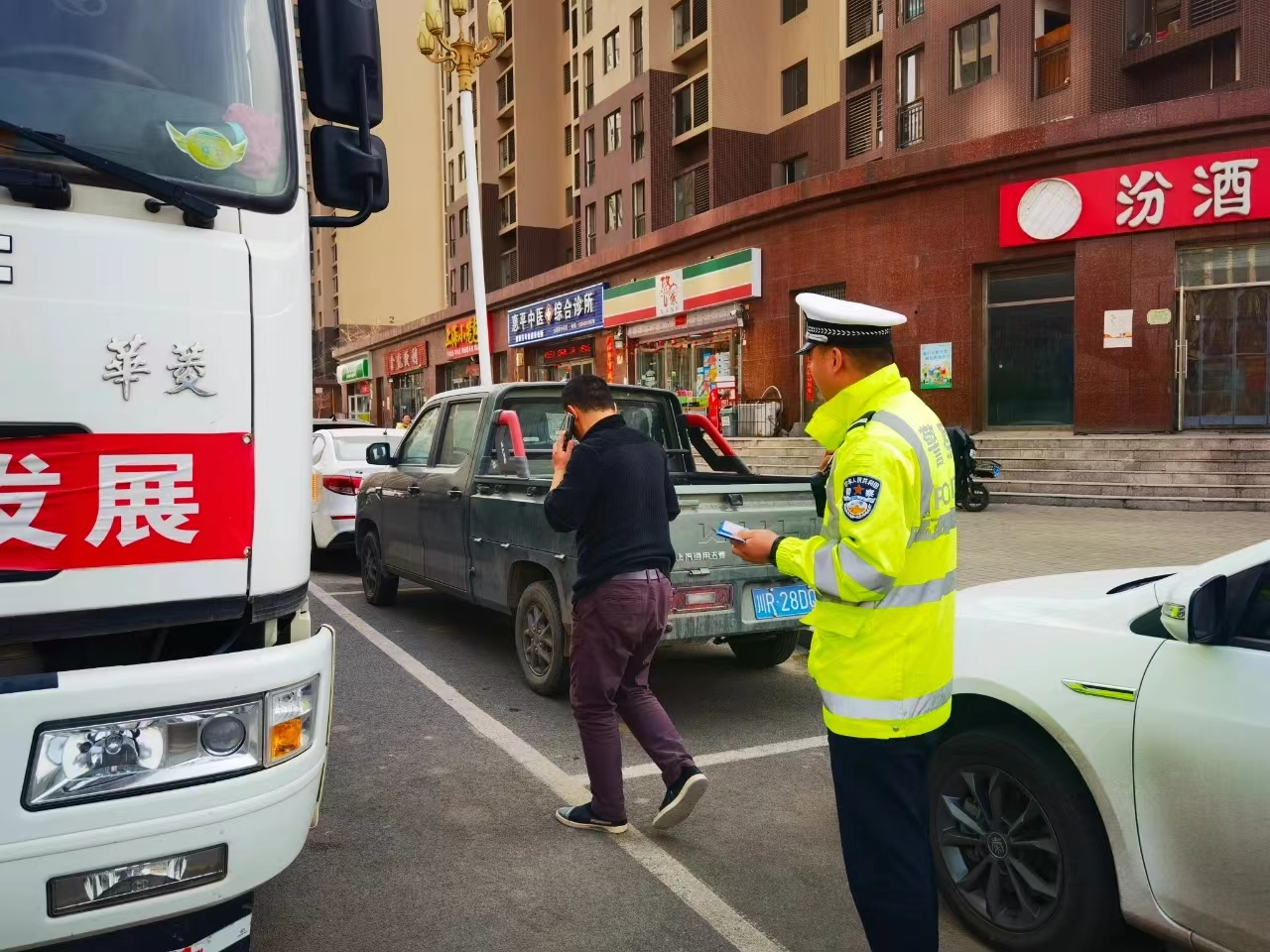 太原小店区龙城街道多部门联合发力，红橙黄蓝绘就创城“四色图”