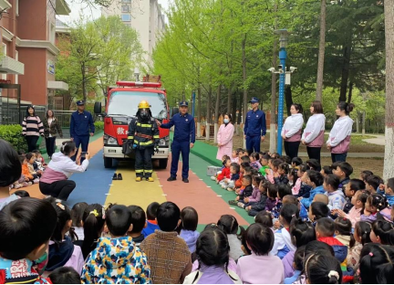 太原万柏林区开展“消防车进校园”活动