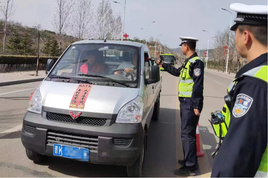 山西和顺公安交警严查酒驾不放松