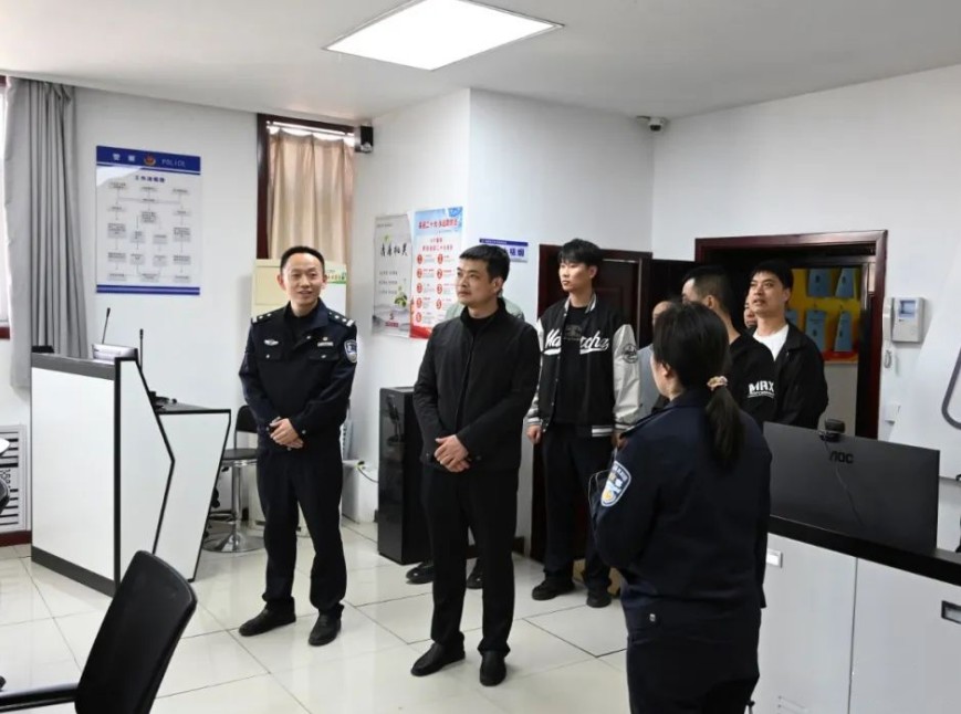 临汾市局指挥中心贾永斌一行到安泽县公安局调研