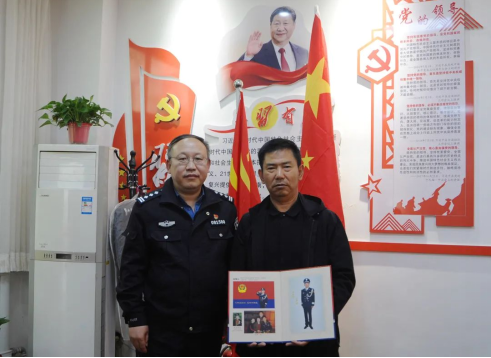 临汾公安直属分局：举行警礼服照发放仪式   老干部个个心里乐开花