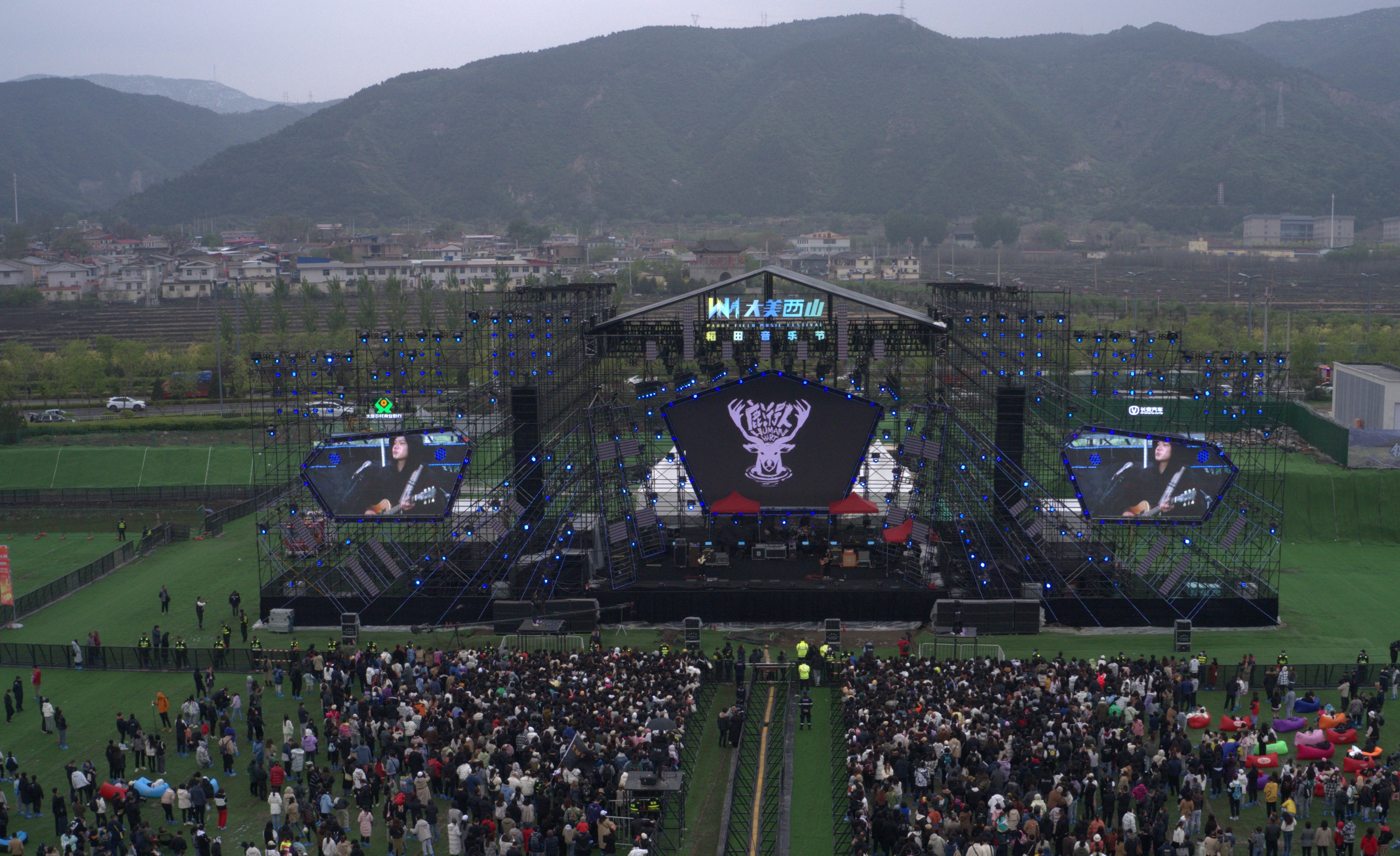 一起雨中嗨唱  一起挥洒力量  一起热泪盈眶——“大美西山山水晋源”稻田音乐节激