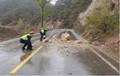 太原娄烦：春雪纷飞四月天  交警除障护平安