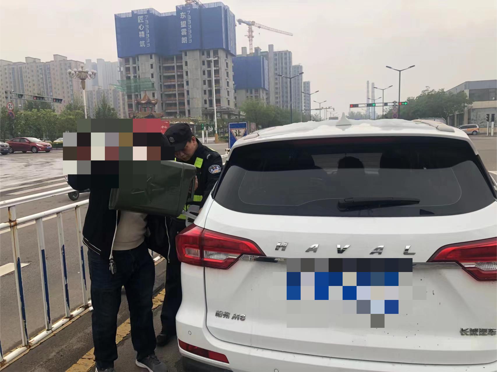 山西介休公安城关所：暖心助群众解决“燃油之急”