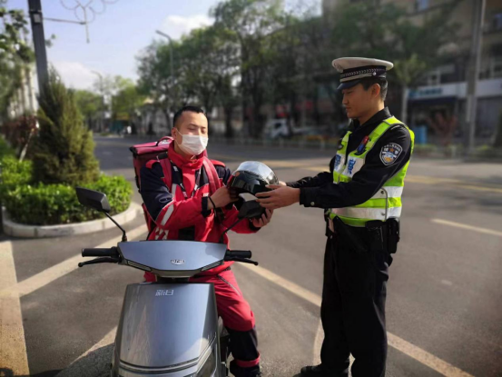 4.12介休交警大队三措并举常态推进“一盔一带”安全守护行动832.png