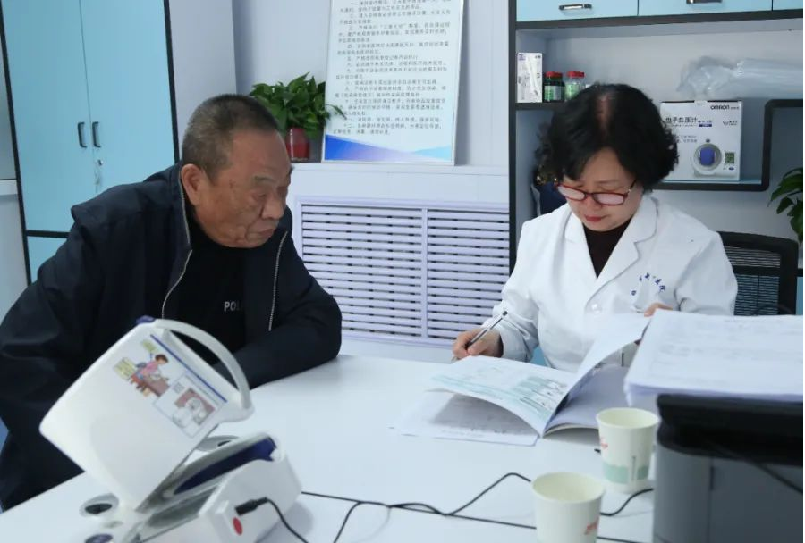 临汾公安直属分局：心系老干部  关爱暖警心