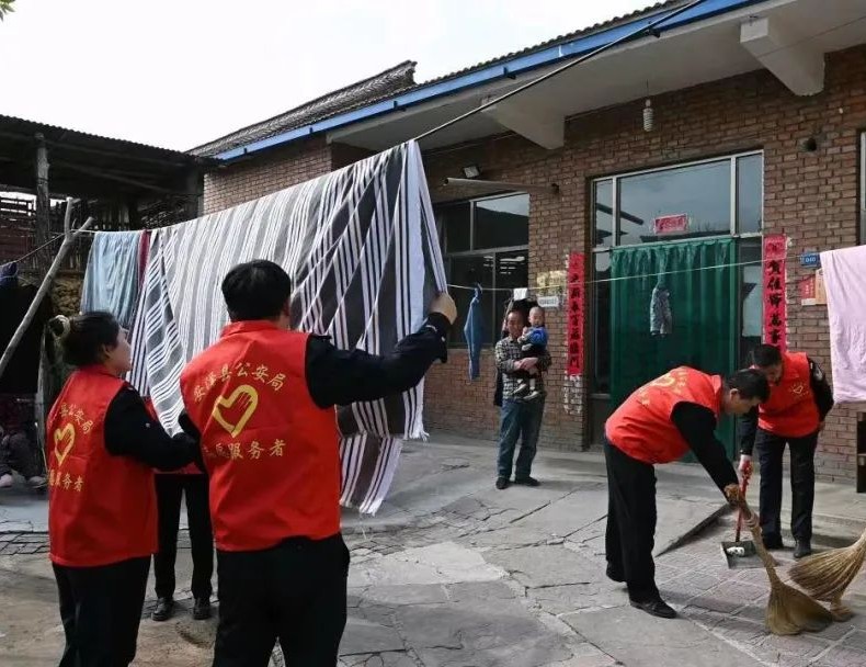 临汾安泽县公安局深入包联村开展“青春正当时荀乡志愿行”志愿服务活动