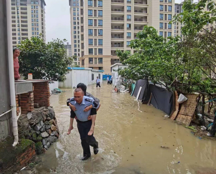 暴雨来袭房屋四周被水淹没 福建福安派出所所长涉水背出被困老人