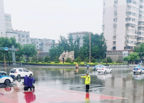 连绵降雨，临汾公安交警雨中守护出行平安，构筑最美“警”色
