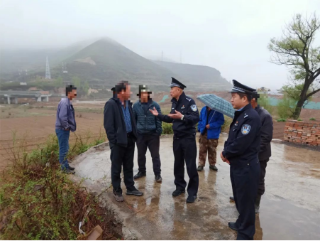 太原娄烦公安：心系民生排隐患  民警冒雨化矛盾