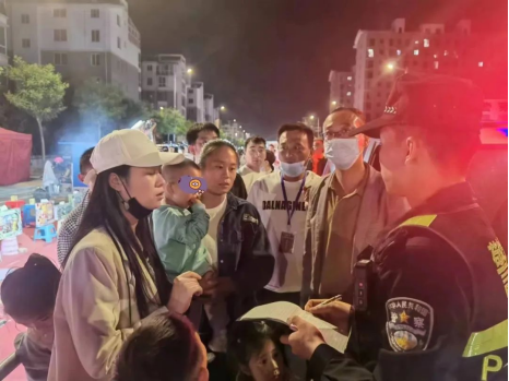 临汾侯马警方护航地摊经济  帮走散儿童找到家长