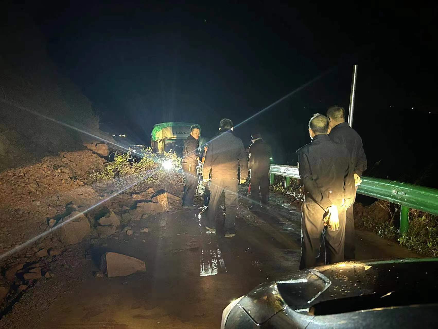 山西寿阳公安：山体滑坡车辆被困  民警紧急抢险救援